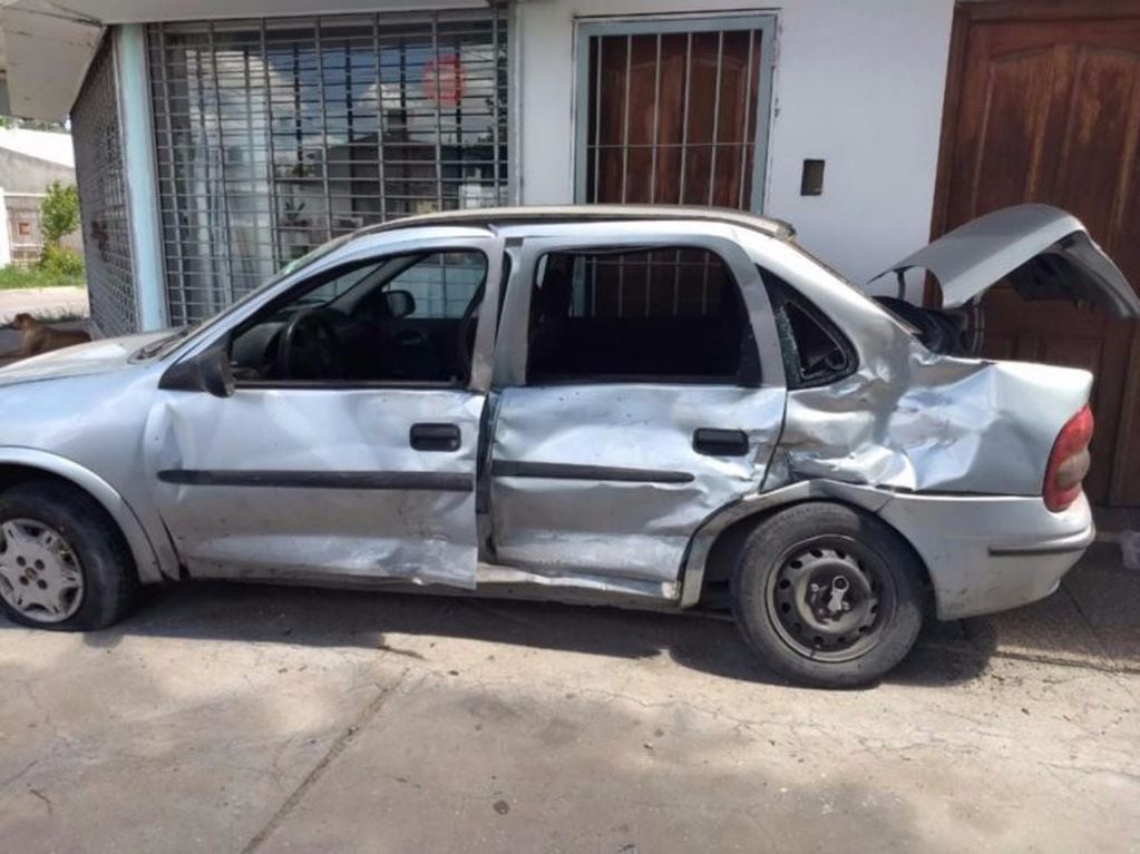 Fuerte accidente entre una ambulancia y un auto en San Luis.