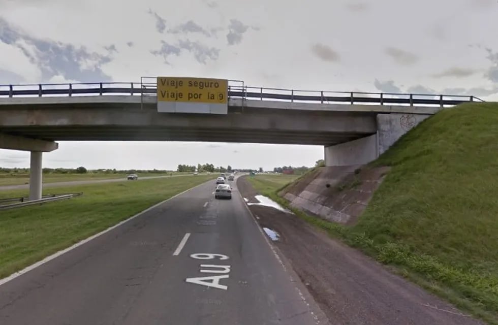 El robo ocurrió en el inicio de la autopista Rosario-Córdoba a la altura del puente Wilde. (Google Street View)