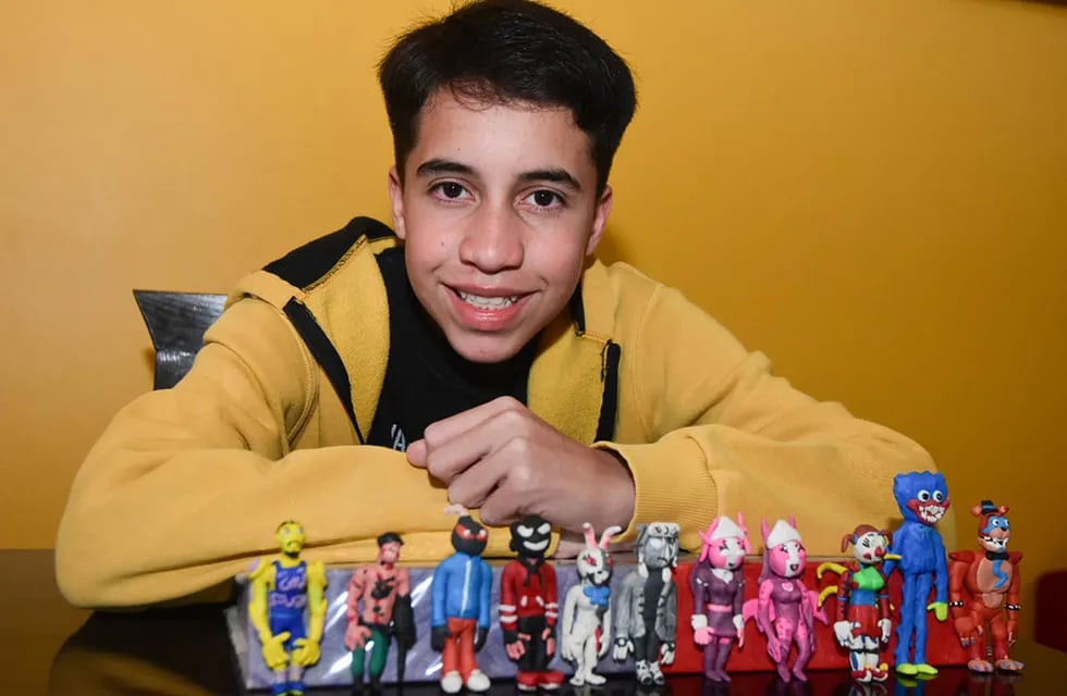 Nacho Romero tiene síndrome de Asperger y ha realizado una colección de muñecos en plastilina.