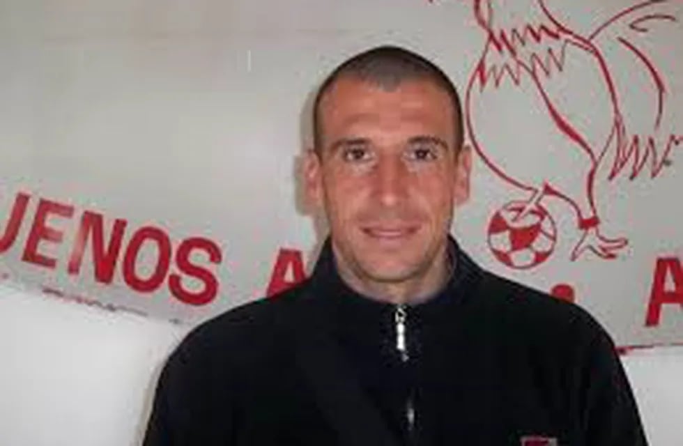 Guillermo Báez vistió la casaca de Talleres en 2009, con Humberto Grondona como DT, en la B Nacional.