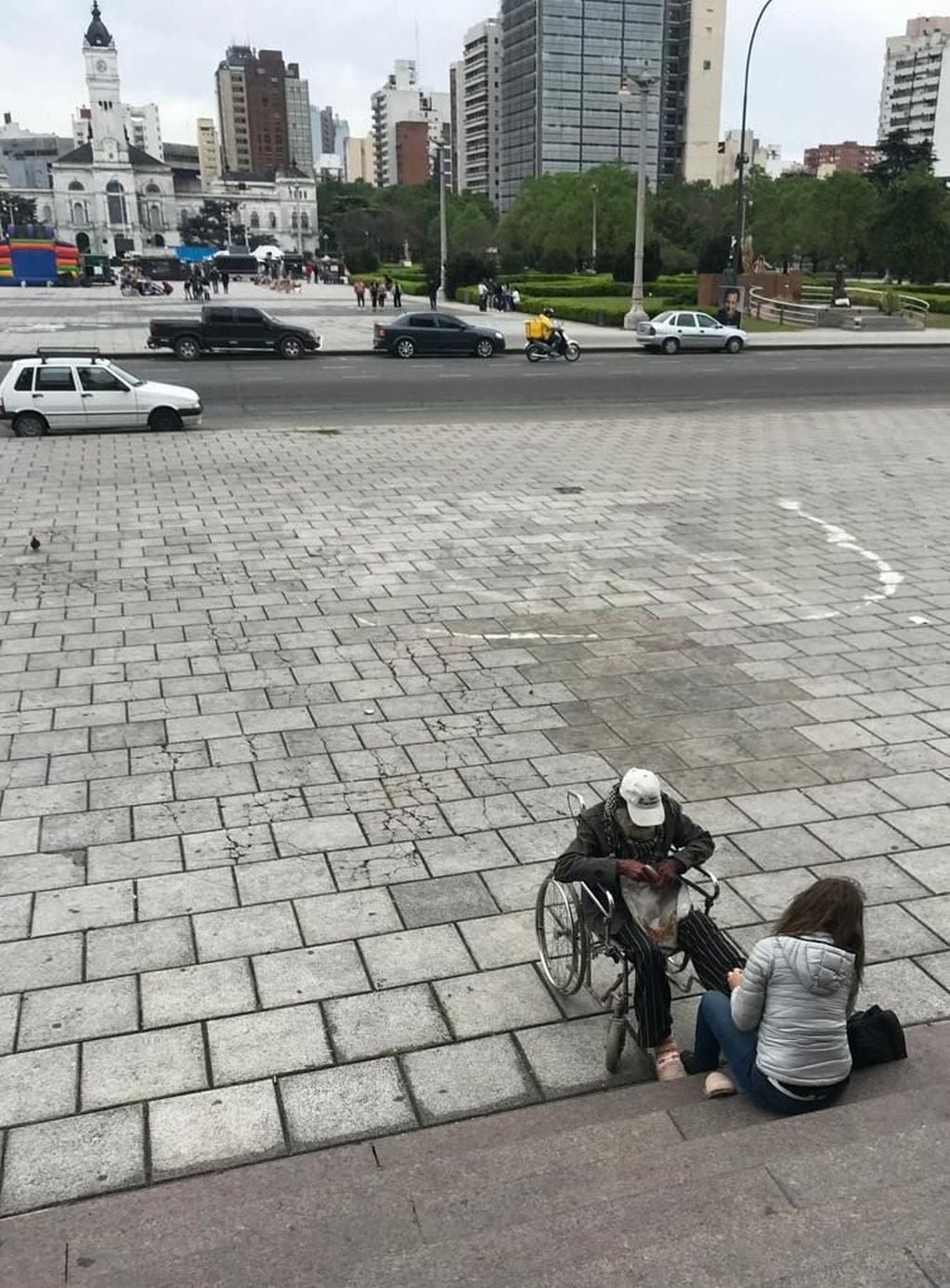 Ayudó a un hombre que pedía donaciones en la explanada del templo religioso (web).