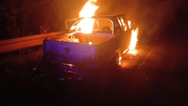 Despiste, vuelco e incendio de un vehículo en El Alcázar: el conductor salió ileso