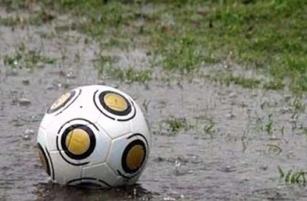 pelota de futbol lluvia