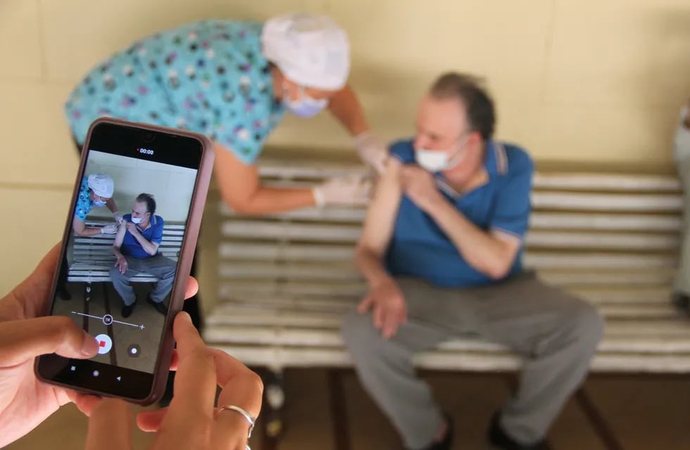 Vacunación contra el coronavirus en geriátricos de la provincia de Santa Fe. (@minsaludsantafe)