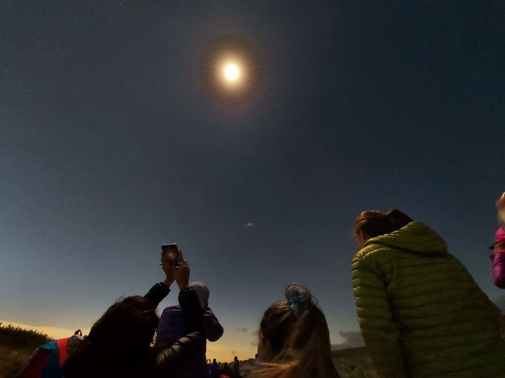 Cientos de personas disfrutaron del eclipse solar en Piedra del águila, Neuquén.