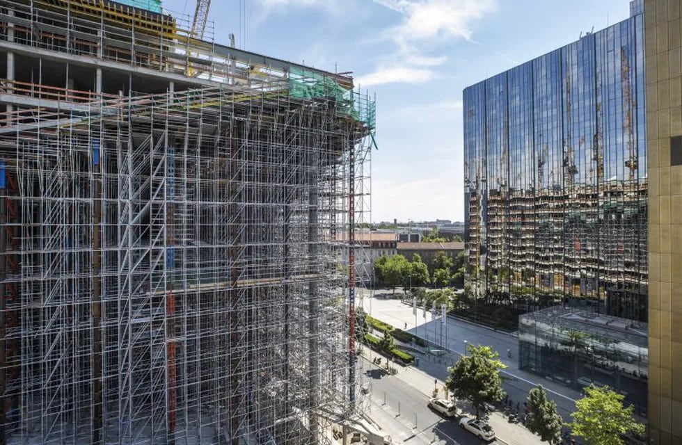 Scaffolding surrounds the construction site of Axel Springer SE's new digital headquarters, standing adjacent to the German publishing house's old offices in Berlin, Germany, on Friday, July 20, 2018. Axel Springer's Chief Executive Officer Mathias Doepfner envisions a high-tech hub of online brands that will ensure the company’s prosperity and help realize his own corporate construction project: Turning Springer into the world’s most successful digital publisher. Photographer: Rolf Schulten/Bloomberg alemania berlin  alemania construccion edificio nueva sede de Axel Springer SE obras en construccion