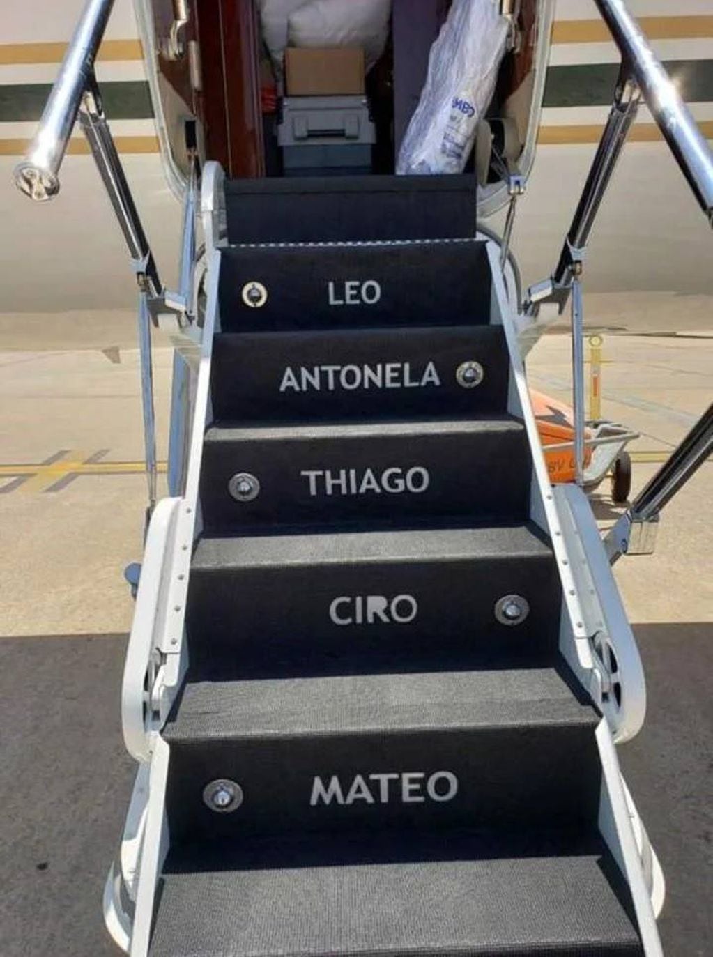 El avión de Messi tiene escrito los nombres de su familia en las escaleras.