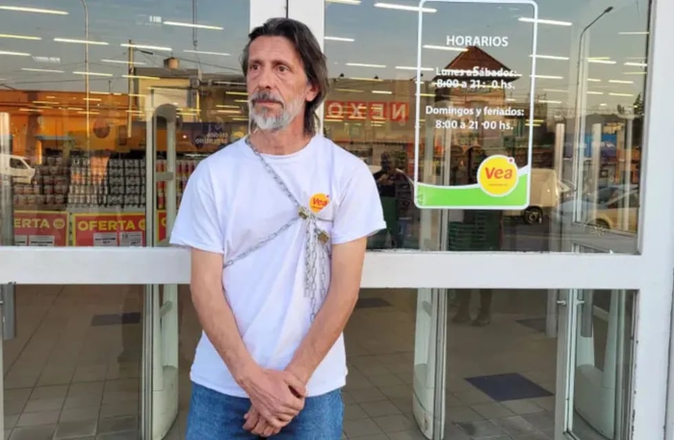 Trabajador del Vea se encadenó a la puerta del supermercado en protesta por los despidos
