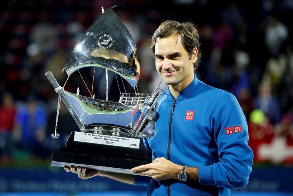 Roger Federer posa con su trofeo en Dubai, alcanzó la marca de 100 títulos de ATP (EFE/EPA/ALI HAIDER)