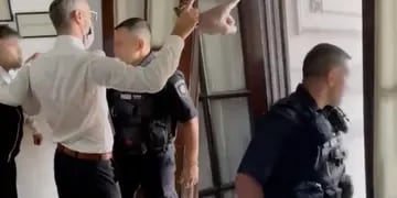 Policía detenido