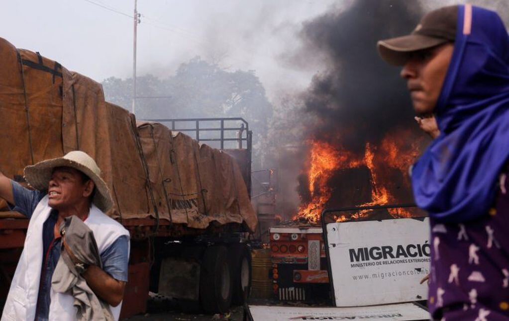 Vista general de uno de los camiones con cargamentos de la ayuda humanitaria que fueron quemados (EFE/ Deibison Torrado)