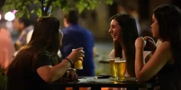 Público joven. En Güemes y en la calle Tejeda, algunos bares ya tienen cubierto hasta el 80 por ciento de la ocupación. (Javier Ferreyra)