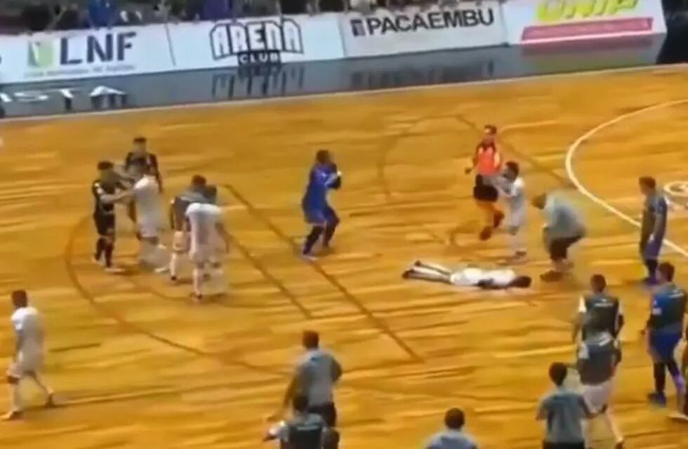 Un jugador de futsal noqueó a un rival con una terrible patada a la cara. (Captura)