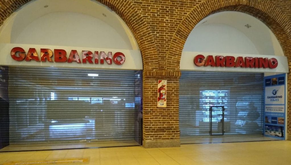 Locales cerrados de Garbarino. (@aecrosario)