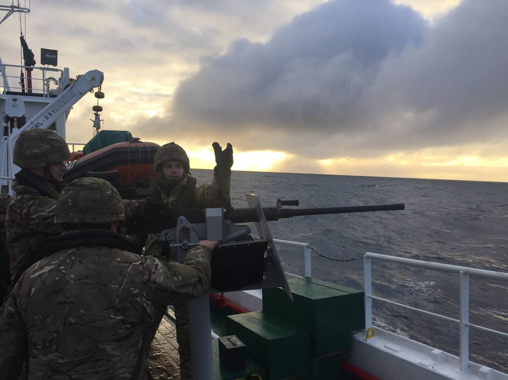 Fuerzas de Defensa de las Islas Malvinas a bordo del FPV PROTEGAT. En sus costados colocaron afustes para ametralladoras 0.5 mm (12.7mm).