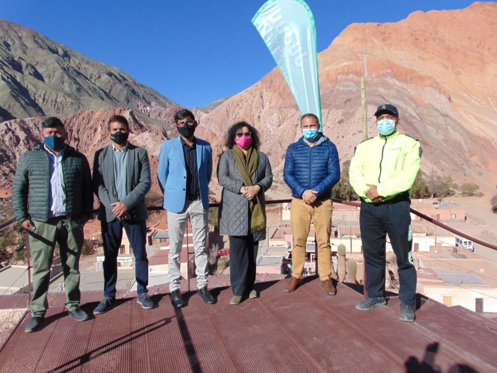 Las autoridades provinciales y municipales que participaron en el acto de este jueves, que marcó también la apertura de la temporada turística invernal en Purmamarca. Detrás, la fantástica vista panorámica del cerro Siete Colores.