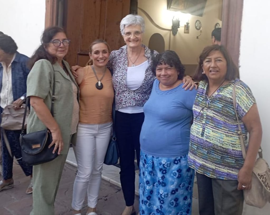 La presidenta de la fundación Manos Abiertas Jujuy, Gabriela Zamora (segunda de la izquierda), junto a voluntarias de la entidad.