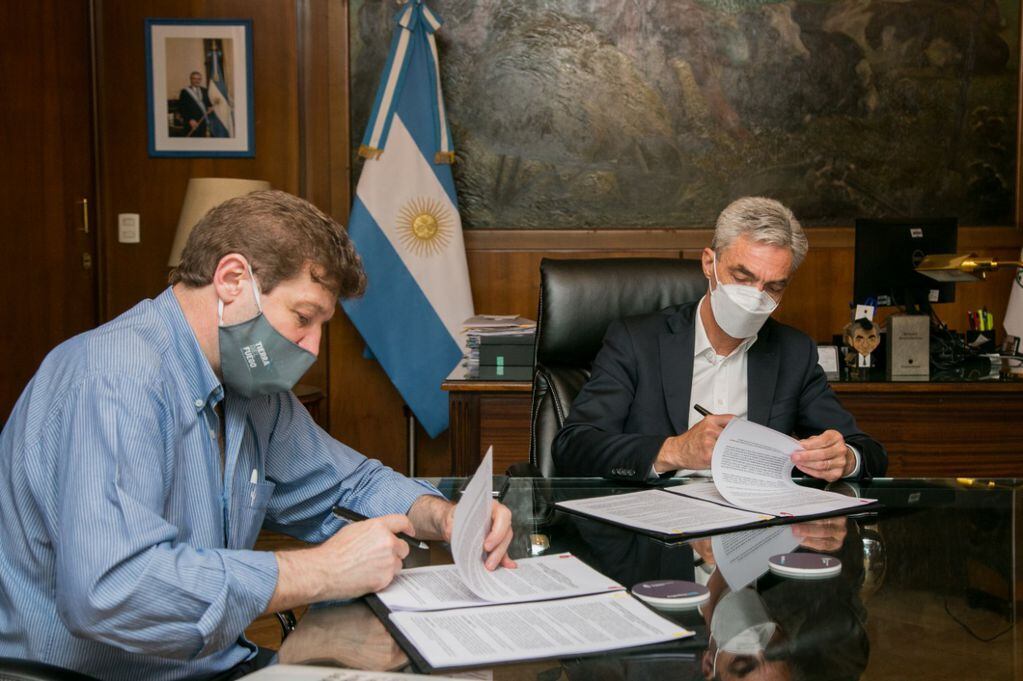 Melella y Meoni firmaron convenios para la realización de obras en la Provincia de Tierra del Fuego.