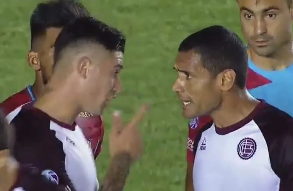 José Sand y Lautaro Valenti mantuvieron un fuerte cruce en el partido entre Lanús y Arsenal (Foto: captura video)