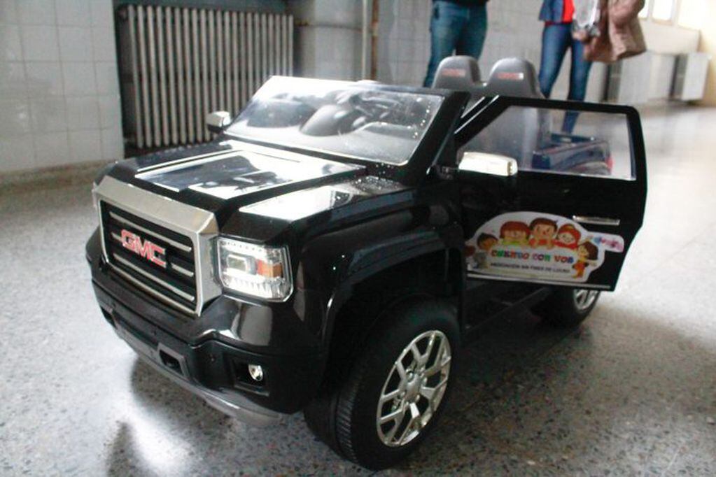El vehículo a control remoto donado al hospital de San Rafael. 