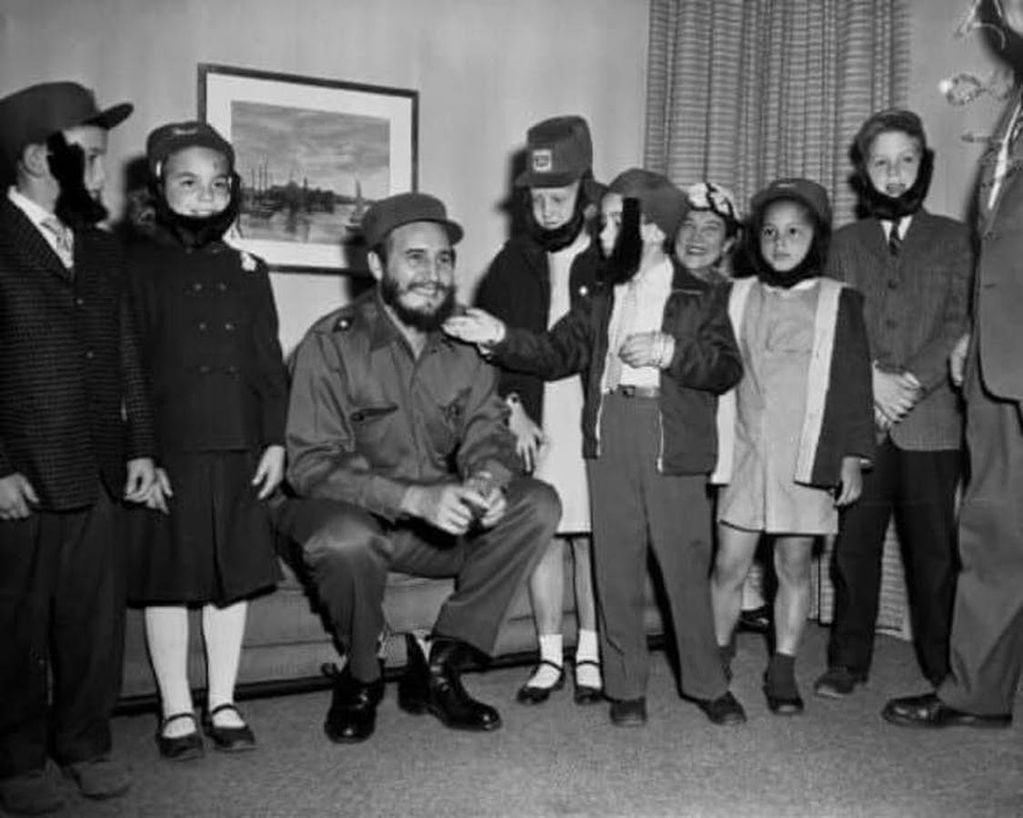 Fidel Castro junto a niños estadounidenses en Nueva York en 1959.