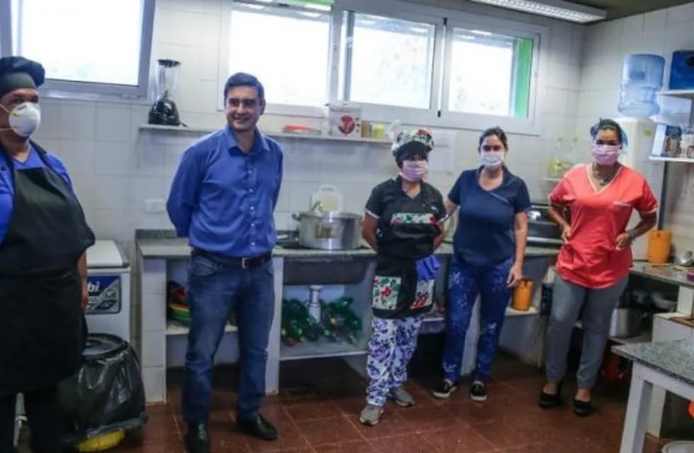 El intendente Martínez visitó una de las cocinas en el día del debut del programa.