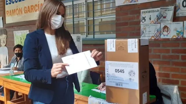 La segunda candidata a diputada provincial por el Frente Renovador, Sonia Rojas Decut, ya emitió su voto