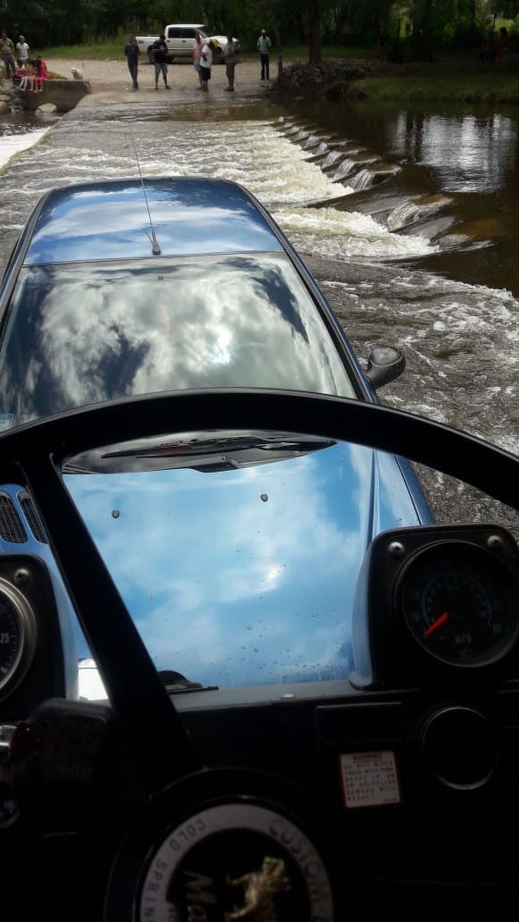 La mujer que conducía el Peugeot 206 quiso atravesar el vado pero la fuerza del agua arrastró al vehículo.