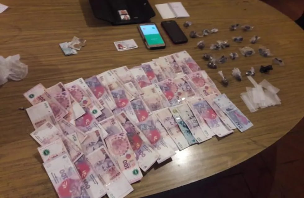 En el allanamiento en Granadero Baigorria lograron secuestrar droga y dinero en efectivo. (Min. de Seguridad)