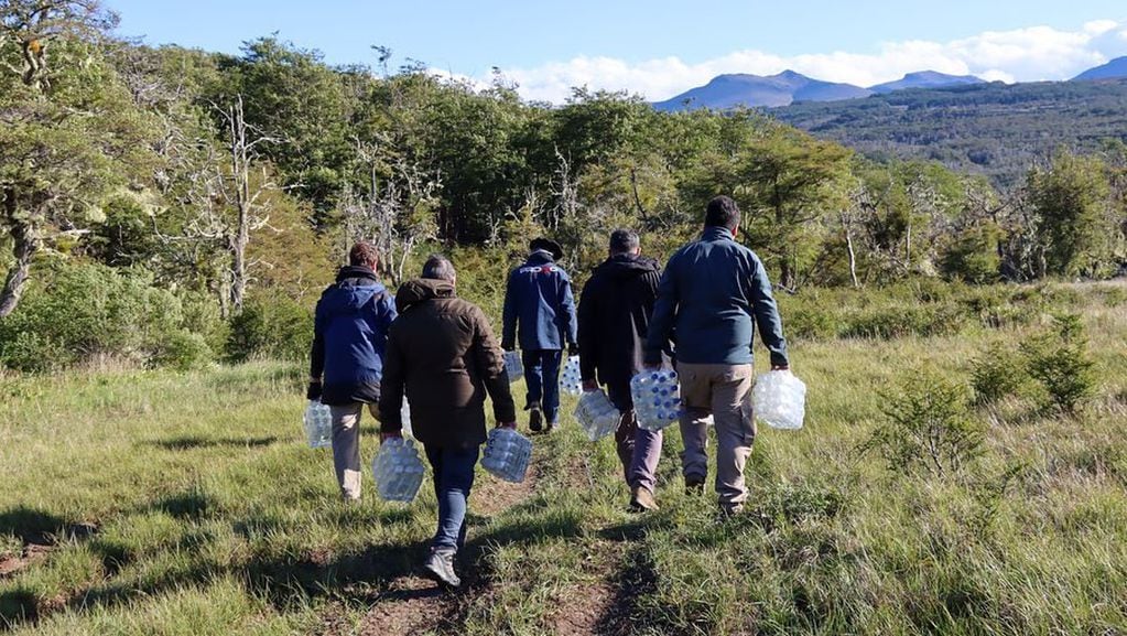 Tolhuin recepciona a brigadistas del Plan Nacional de Manejo del Fuego en el Polideportivo Rivero