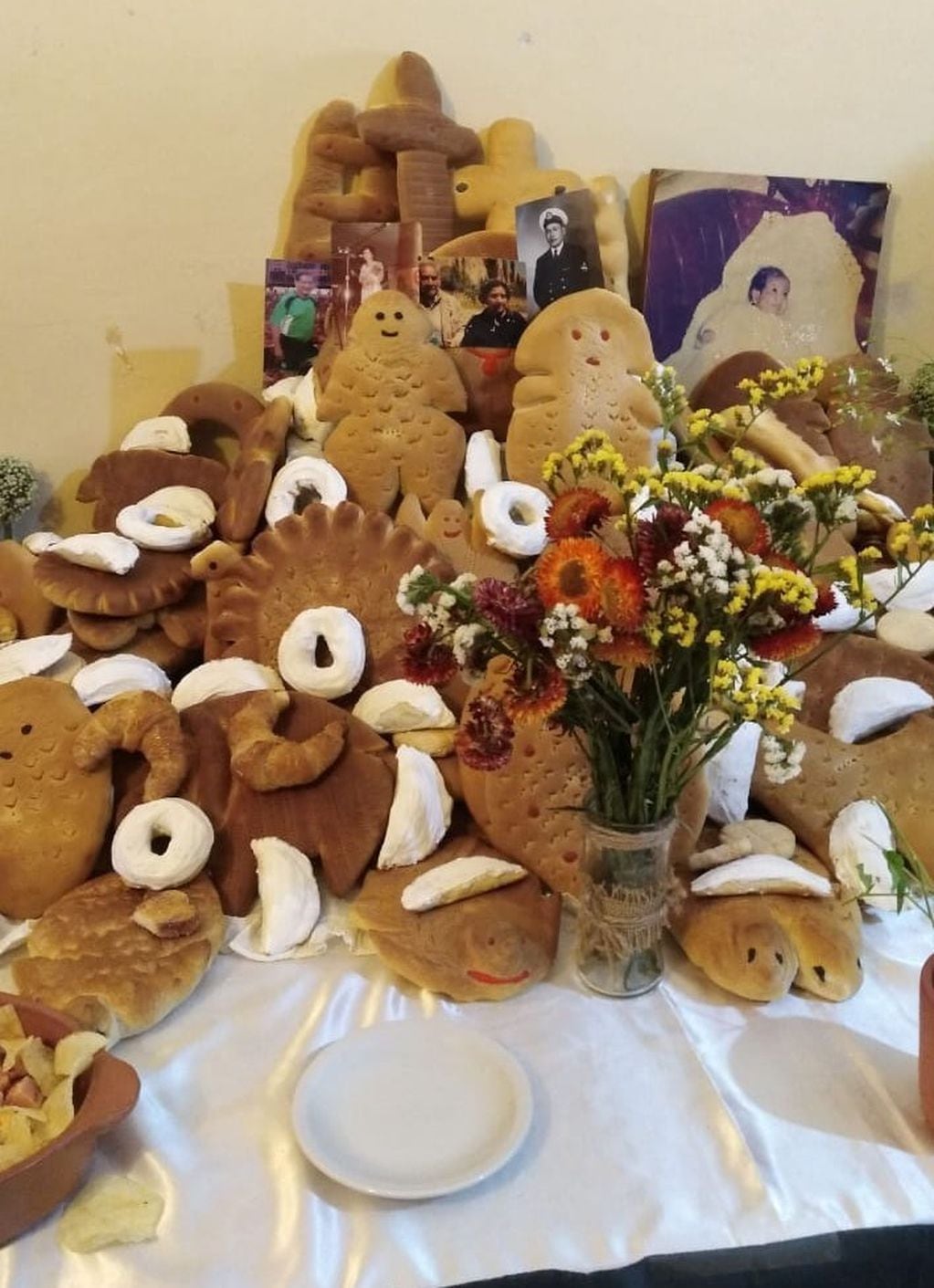 La mesa preparada por la familia Zalazar Choquevilca para la conmemoración del Día de los Fieles Difuntos en San Salvador de Jujuy.