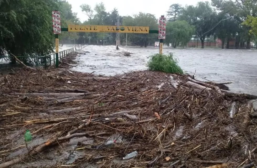 Las intensas lluvias motivaron la fuerte crecida del río Santa Rosa en Calamuchita.