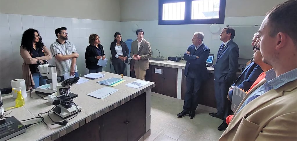 Los ministros de Hacienda, Carlos Sadir; y de Desarrollo Económico y Producción, Juan Carlos Abud Robles, se sumaron a la visita a la Estación Experimental “El Remate”.