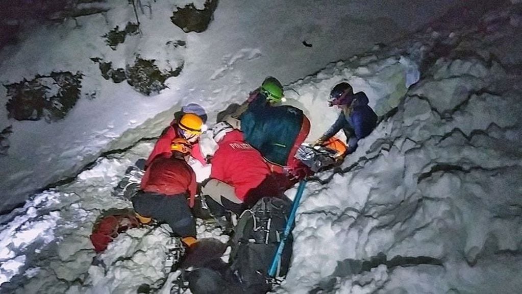 En un trabajo interinstitucional de la Comisión de Auxilio Ushuaia, se logró rescatar con vida a una persona en el Glaciar Martial, tras provocarse un avalancha que lo sepultó bajo 200 kilos de nieve.