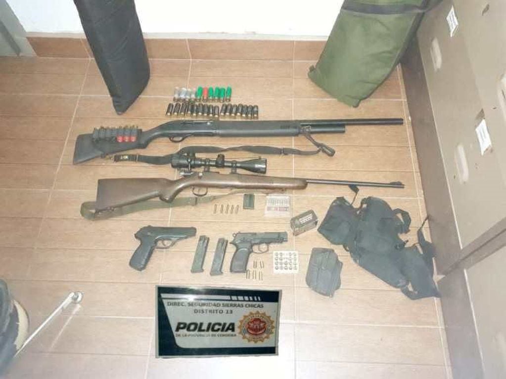 Armas secuestradas en operativo del B° Oro Verde. (Foto: Diario Sierras)