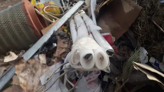Desechos contaminantes en la cubierta sanitaria en Malargüe