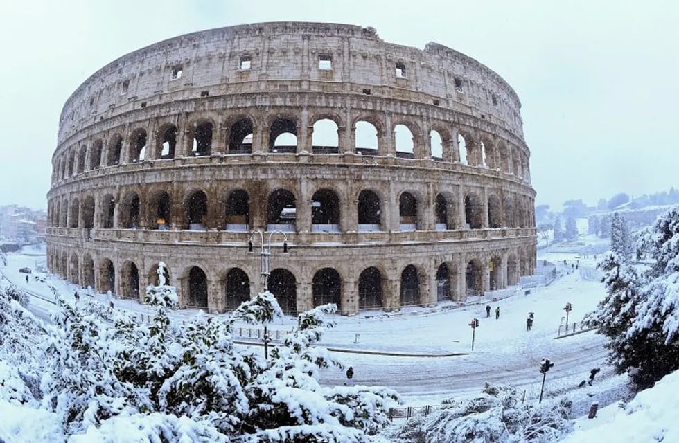 Roma amaneció bajo nieve después de seis años. (Agencias).