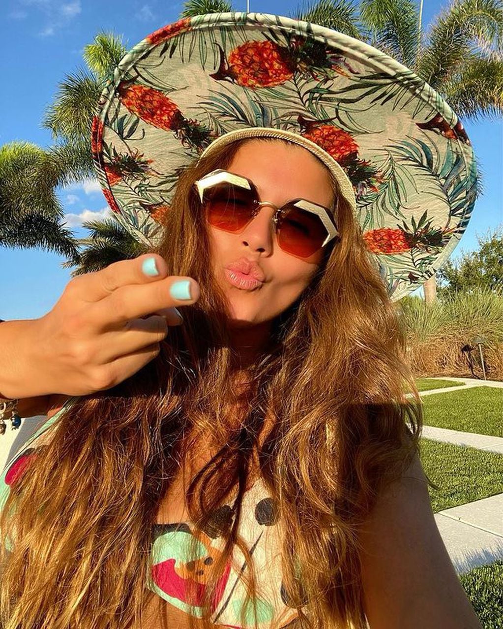 Sombrero de diseñador y gafas Bulgari, los lujos de la cordobesa en Miami.