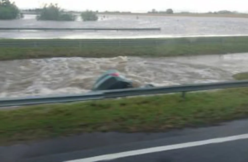 UN auto quedó bajo el agua en la autopista Rosario-Buenos Aires a la altura de Ramallo.