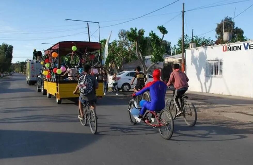 Lo muchachos regalarán bicicletas a través de una caravana, a la que se sumarán los vecinos y los Bomberos Voluntarios de Chimbas.