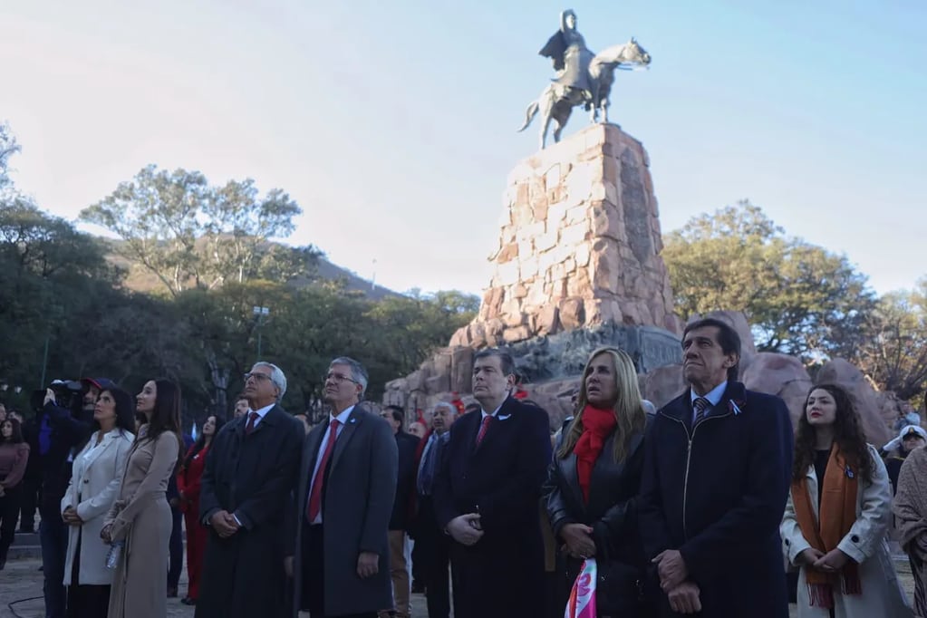 En la explanada del monumento ecuestre al general Martín Miguel Güemes, en la capital salteña, las autoridades presenciaron las ceremonias para recordar al héroe gaucho.