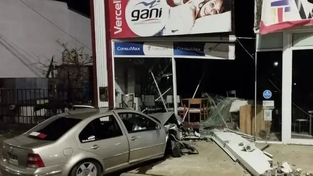 Automóvil choca la vidriera de una mueblería de Gualeguaychú
