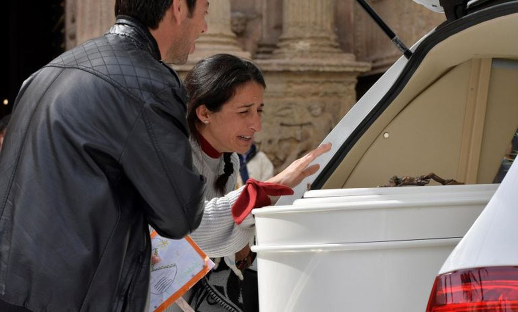 GRAF1047. ALMERÍA, 13/03/2018.- Los padres de Gabriel Cruz acompañan el féretro a la salida de la Catedral de Almería, donde esta mañana se ha celebrado el funeral por el pequeño de 8 años que murió estrangulado el mismo día de su desaparición, el 27 de febrero, un caso en el que ha sido detenida Ana Julia Quezada, la pareja del padre, que ha pasado la segunda noche en los calabozos de la Guardia Civil de Almería. EFE/ Carlos Barba