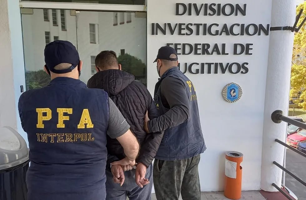 Personal de la División de Infestigación Federal de Fugitivos y Extradiciones traslada al mendocino detenido en Lomas de Zamora. Gentileza Interpol