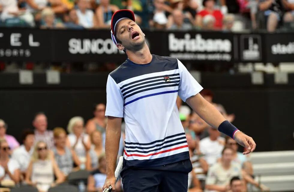 Horacio Zeballos se lamenta por el mal partido que tuvo ante Alexandr Dolgopolov en el ATP de Brisbane. / AFP PHOTO / SAEED KHAN /