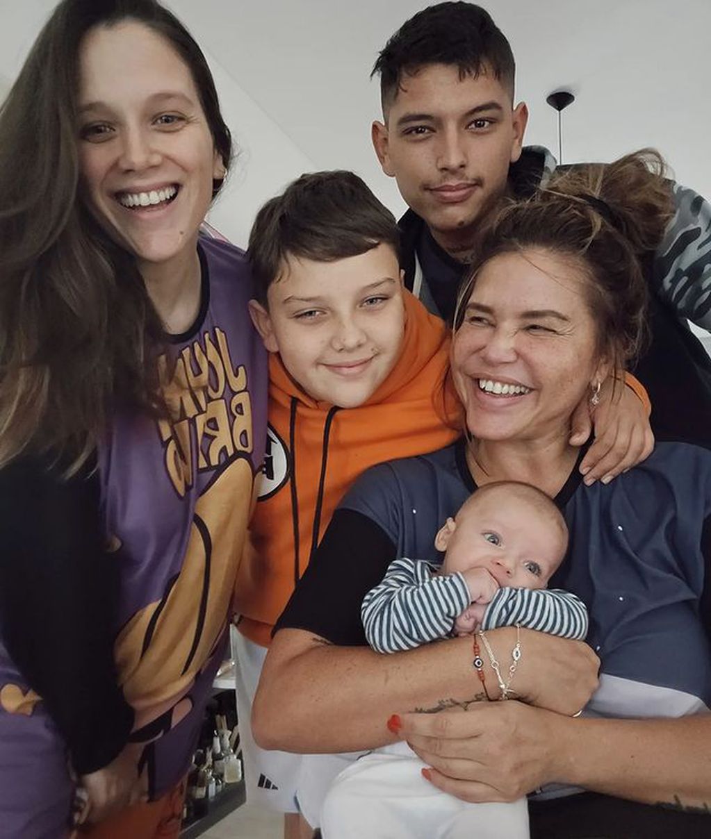 Nazarena Vélez, sus hijos, Bárbara, Thiago y Gonzalo, y su nieto, Salvador.
