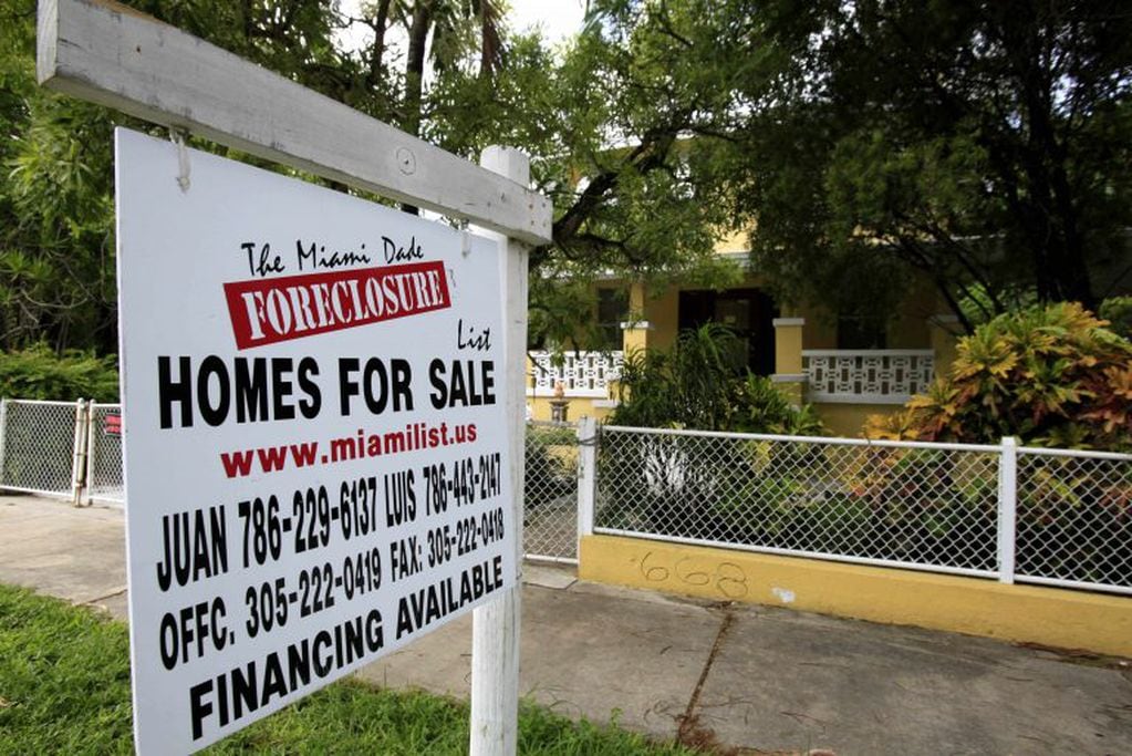 Carteles de ventas de propiedades en Miami (AP/Lynne Sladky)
