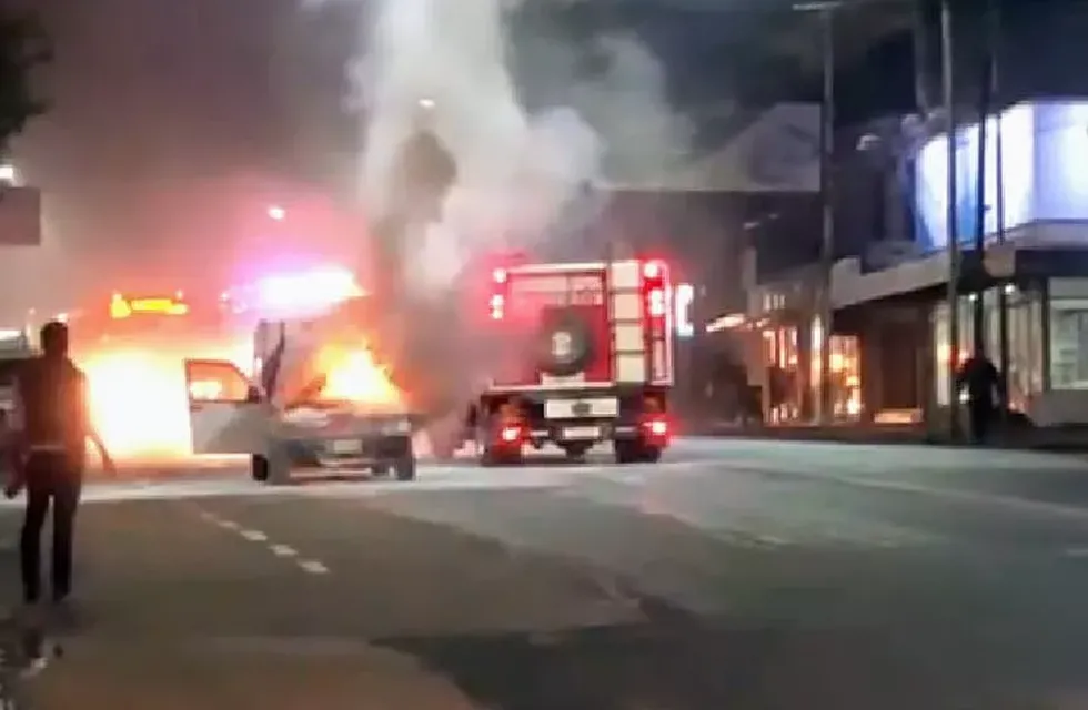Impactante incendio de un auto en Av. Uruguay y Av. Trincheras de San José en Posadas