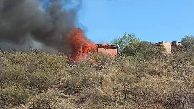Feroz incendio en Villa del Lago
