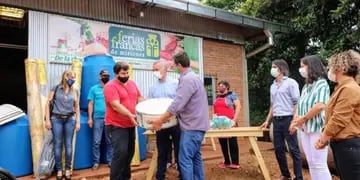 Montecarlo: agricultores de la Feria Franca recibieron insumos
